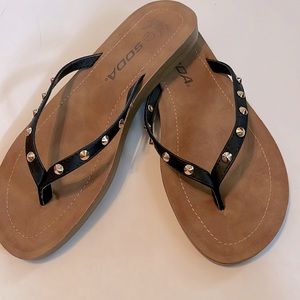Woman’s 8.5 SODA Studded flip flops black and gold studs summer sandal flat shoe